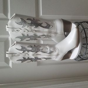 Wild Pair Western Style White Boots NWT
